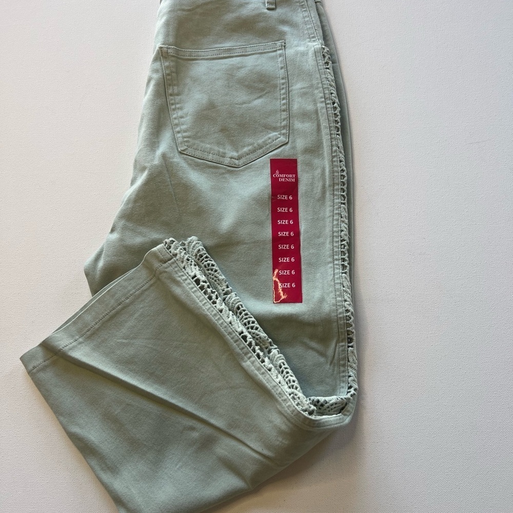 NWT Women's Comfort Denim Green Jeans with Lace Trim Capri (Z)